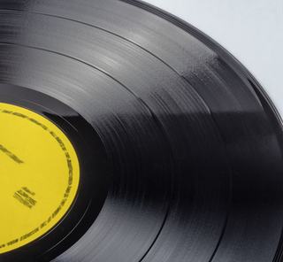 Une horloge murale en vinyle pour les amateurs de disques