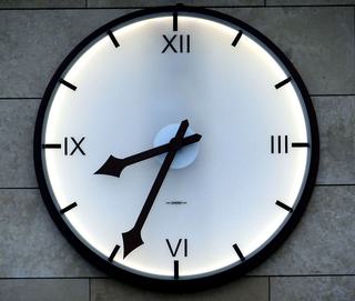 Une horloge lumineuse pour lire l'heure dans le noir