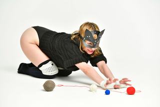 Un masque de chat noir pour se déguiser en un instant