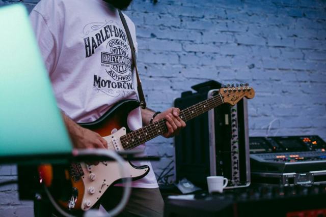 Tee shirt guitare chat : boutique chat Chat Bada Tee shirt chat guitare : l'accessoire chat qu'il vous faut